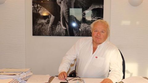 Patrick Besson, président de Grégoire et Besson, prend la pose devant son animal fétiche : l'éléphant ! (©Terre-net Média) 