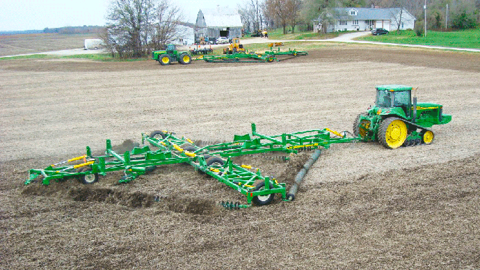 Le Diamond Harrow travaille le sol en surface grâce à des chaînes tendues. (©Kelly Engineering)
