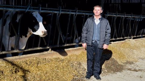 Rémi Desblés, éleveur laitier à Liffré en Bretagne, s’est engagé dans la démarche Eco-Méthane pour voir reconnaître ses pratiques alimentaires. L’analyse des acides gras du lait prédit la quantité de gaz à effet de serre émis par ses vaches laitières. (©Terre-net Média)