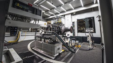 À l'usine de Marktoberdorf, la boîte Vario subit de multiples contrôles<br />pour atteindre un niveau de qualité de 100 %. (©Fendt) À l'usine de Marktoberdorf, la boîte Vario subit de multiples contrôles<br />pour atteindre un niveau de qualité de 100 %. (©Fendt)
