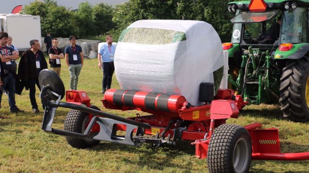 Un accéléromètre empêche les balles de basculer de la table de l'enrubanneuse. (©Terre-net Média)