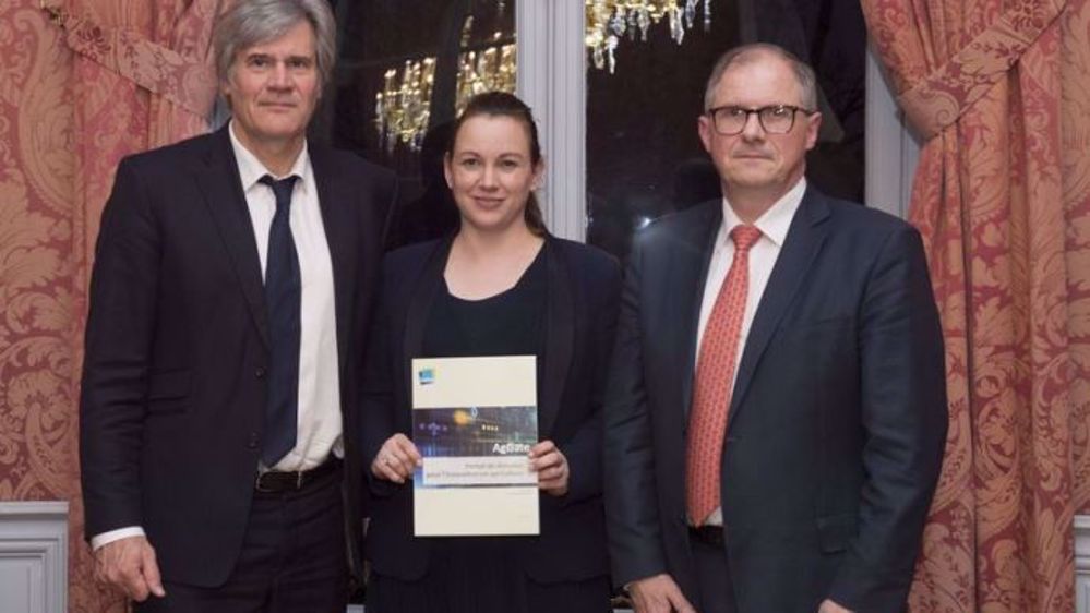 Présentation du rapport « AgGate – Un portail de données pour l’innovation en agriculture » à Stéphane Le Foll et Axelle Lemaire (©Cheick Saidou/Min.Agri.Fr)