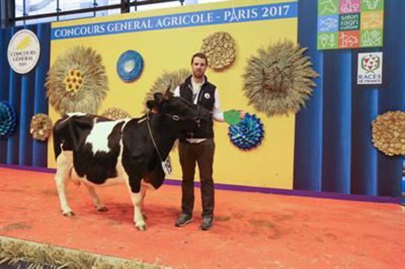 Equerre reçoit le prix de la fertilité.