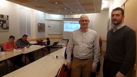 Roland Zimmermann, cofondateur de pilotersaferme.com, et Florian Bourdeloup, agriculteur double actif, lors d'une formation à Brou, en Eure-et-Loir. (©Terre-net Média)