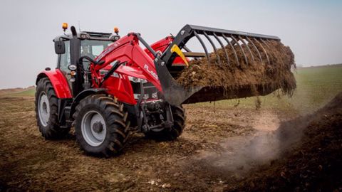La nouvelle gamme de chargeurs frontaux FL totalise 20 modèles de 1,5 à 3,3 t de capacité. (©Massey Ferguson) 
