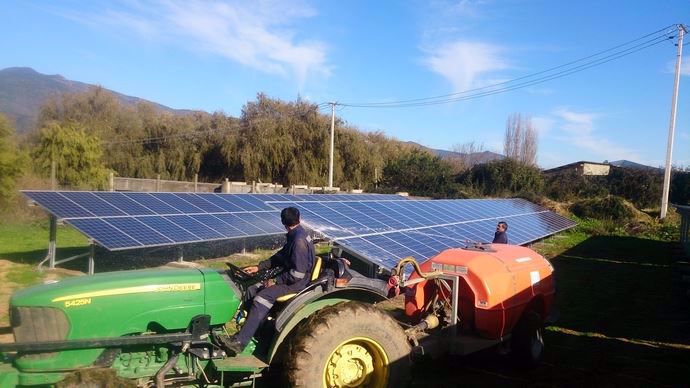 Entretien des panneaux solaires au Chili.