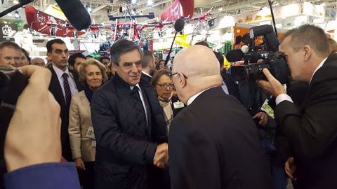 François Fillon, lors de sa visite du Sima, au parc expo de Villepinte, fin février 2017. (©Terre-net Média) François Fillon, lors de sa visite du Sima, au parc expo de Villepinte, fin février 2017. (©Terre-net Média)