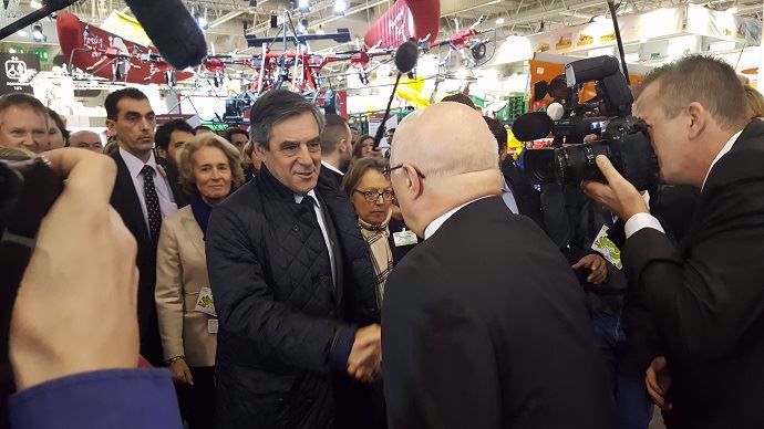 François Fillon, lors de sa visite du Sima, au parc expo de Villepinte, fin février 2017.