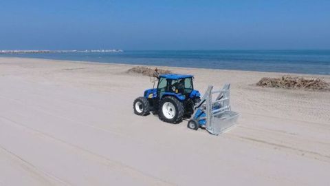 Une plage propre, c'est souvent réalisé par un tracteur ! (©Metaljonica)