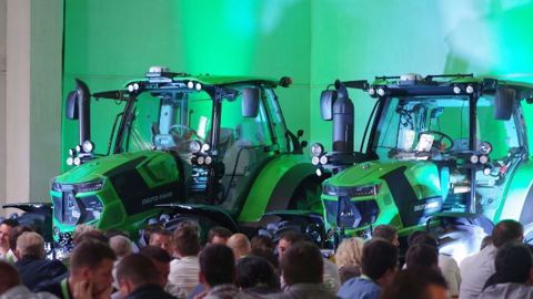 Deutz-Fahr a présenté deux nouvelles séries de tracteurs quatre cylindres à ses distributeurs européens. (©Deutz-Fahr)