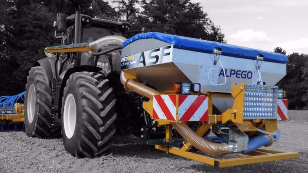 La trémie frontale ASF d'Alpego est désormais compatible Isobus et peut être pilotée depuis le terminal du tracteur. (©Alpego)