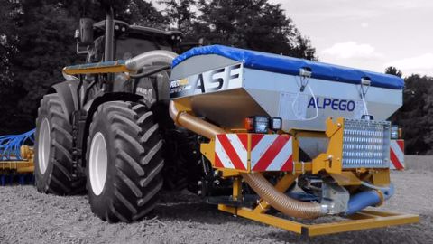La trémie frontale ASF d'Alpego est désormais compatible Isobus et peut être pilotée depuis le terminal du tracteur. (©Alpego)