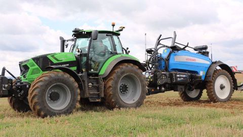 Deutz-Fahr série 7 équipé par CropSpec Topcon qui commande un Hardi Meteor. (©Terre-net Média)