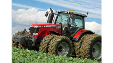 Le Massey Ferguson 8690 équipé de roues jumelées à l'avant et à l'arrière. (©Massey Feguson)