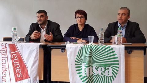 Au Sommet de l'élevage mercredi 4 octobre 2017, Jérémie Decerle, président de JA, Christiane Lambert, présidente de la FNSEA et Patrick Benezit, président de la FRSEA du Massif-central, ont fait le point sur les Etats généraux, une semaine avant les annonces prévues d'Emmanuel Macron. (©Terre-net Média) Au Sommet de l'élevage mercredi 4 octobre 2017, Jérémie Decerle, président de JA, Christiane Lambert, présidente de la FNSEA et Patrick Benezit, président de la FRSEA du Massif-central, ont fait le point sur les Etats généraux, une semaine avant les annonces prévues d'Emmanuel Macron. (©Terre-net Média)