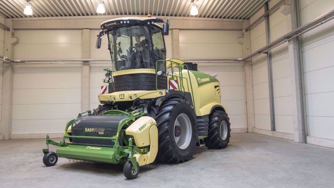 Krone Big X880 avec la cabine en position surélevée