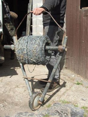 Le Gaec de la Ruelle des Bosquets à Rocquigny (02) a fabriqué ce dérouleur à fils barbelés avec du matériel de récupération