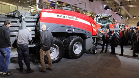 La presse Massey Ferguson 2370 UHD forme des balles 20 % plus lourdes que la version précédente. (©Massey Ferguson)