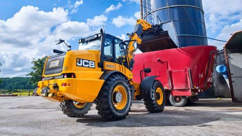 Le nouveau télescopique articulé de la gamme TM de JCB lève 4,1 t jusqu'à 5,4 m de hauteur. (©JCB) Le nouveau télescopique articulé de la gamme TM de JCB lève 4,1 t jusqu'à 5,4 m de hauteur. (©JCB)