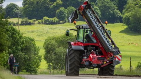 La faucheuse Massey Ferguson DM367-TL-V-KC se replie verticalement et limite la longueur au transport. (©Massey Ferguson) La faucheuse Massey Ferguson DM367-TL-V-KC se replie verticalement et limite la longueur au transport. (©Massey Ferguson)