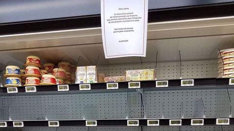 Une consommatrice constate sur Twitter la pénurie de beurre dans son Intermarché, le 11 octobre dernier. (©@CoBuisson)