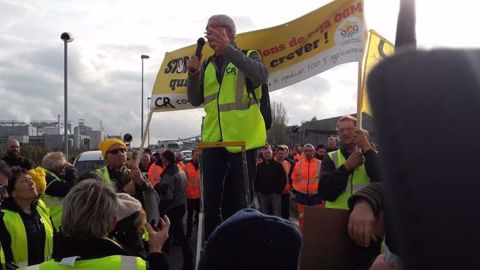 Des dizaines d'agriculteurs de la Coordination rurale, dont leur président, Bernard Lannes, manifestaient sur le port de Lorient pour dénoncer les importations de soja OGM, en détournant le slogan #balancetonport. (©@CRPICARDIE) 
