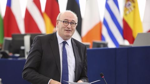 Le commissaire européen à l'agriculture Phil Hogan, lors de la présentation des conclusions de la Task Force sur les marchés agricoles, au Parlement européen en janvier 2017. (©European Union 2017 - Source : EP) Le commissaire européen à l'agriculture Phil Hogan, lors de la présentation des conclusions de la Task Force sur les marchés agricoles, au Parlement européen en janvier 2017. (©European Union 2017 - Source : EP)