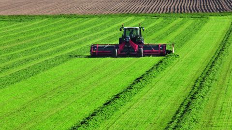 L'andaineur à tapis Kuhn Merge Maxx 950 augmente la vitesse d'ensilage ou de pressage de 2 à 3 km/h. (©Kuhn) L'andaineur à tapis Kuhn Merge Maxx 950 augmente la vitesse d'ensilage ou de pressage de 2 à 3 km/h. (©Kuhn)