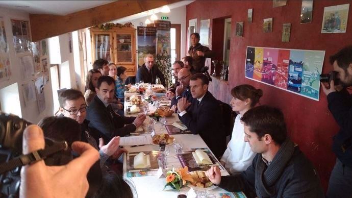Emmanuel Macron a déjeuné avec les agriculteurs du Gaec des violettes, situé à Aurières, dans le Puy-de-Dôme. Il doit prononcer son discours au gymnase de Saint-Genès-Champanelle. 