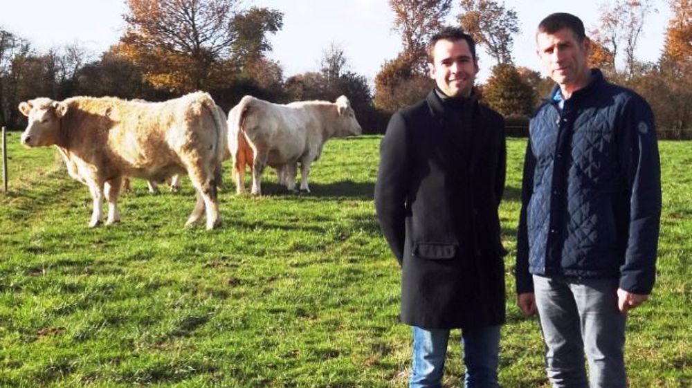 Éric Pineau (à droite) engraisse des Charolaises et son fils Antoine (à gauche) vend la viande sur internet. (©Éric Pineau)