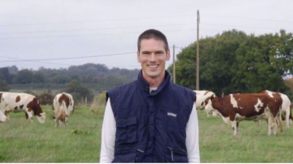 Maxime Léridon ouvre les portes de son élevage de Montbéliardes le 15 mars 2018 à Sainte-Gemmes d'Andigné (49). (©Montbéliarde Association)