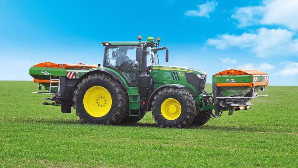 Amazone propose d'épandre avec un épandeur sur le relevage avant (©Amazone)