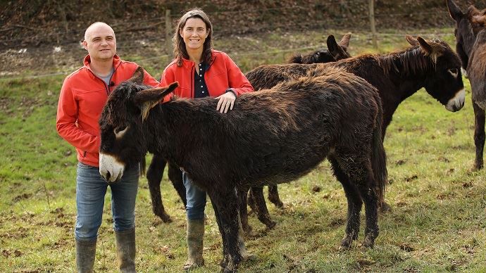 Cécile et Emmanuel Guichard ont reçu le troisième prix pour l'agrobiodiversité animale grâce à leur élevage d'ânes des Pyrénées