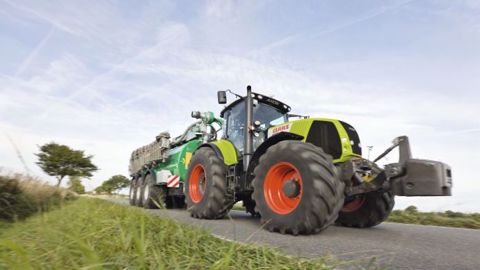 Sous le capot, le bloc six cylindres Deere Power System de 6,8 l répond aux exigences de la norme Tier 3. (©Claas) 