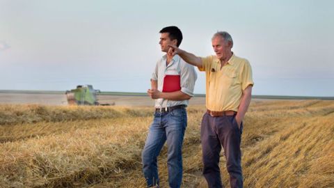 Le stage paysan créatif permet au porteur de projet, qui n'a pas grandi dans une exploitation agricole, d'apprendre les rouages de sa gestion technico-économique auprès d'un agriculteur référent. (©Budimir Jevtic, Fotolia) Le stage paysan créatif permet au porteur de projet, qui n'a pas grandi dans une exploitation agricole, d'apprendre les rouages de sa gestion technico-économique auprès d'un agriculteur référent. (©Budimir Jevtic, Fotolia)