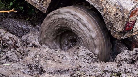 A l'image de cette roue embourbée, en matière économique, mieux vaut agir avant d'atteindre des difficultés qui ne pourraient être résolues que par des solutions radicales. (©pavlik011 Fotolia) A l'image de cette roue embourbée, en matière économique, mieux vaut agir avant d'atteindre des difficultés qui ne pourraient être résolues que par des solutions radicales. (©pavlik011 Fotolia)
