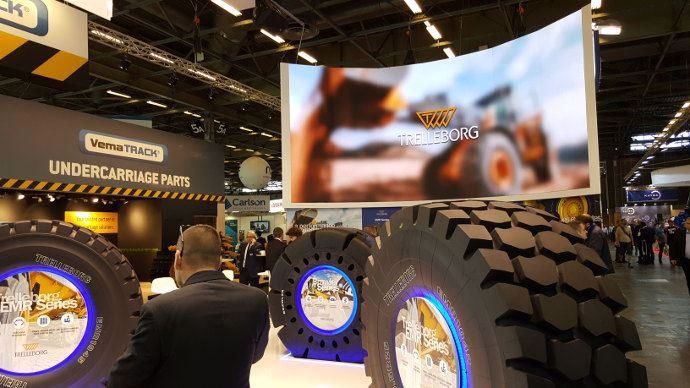 Des fabricants de pneumatiques comme Trelleborg sont aussi présents.