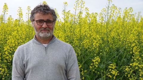 Soumis à des problèmes d'érosion en raison de parcelles en forte pente, Hubert Compère a choisi d'arrêter le labour il y a une quinzaine d'années et de passer en techniques culturales simplifiées (TCS). Après ces modifications, il  a poursuivi sa réflexion pour limiter le recours aux produits phytosanitaires. (©Terre-net Média)