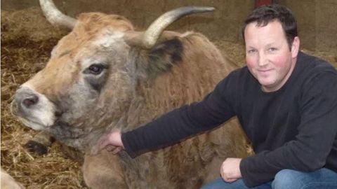 Mathieu Causse est éleveur d'un troupeau de vaches allaitantes en Aveyron. (©Association pour la santé de la terre et du vivant)