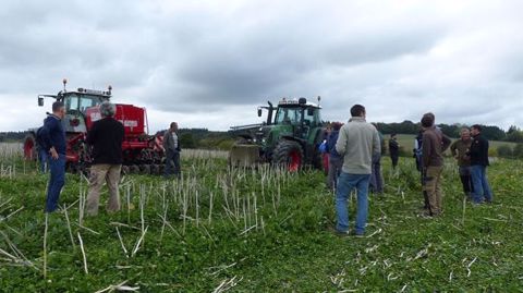 Le groupe a invité sept marques d'équipements agricoles à présenter leur semoir en conditions réelles. (©Trame) Le groupe a invité sept marques d'équipements agricoles à présenter leur semoir en conditions réelles. (©Trame)