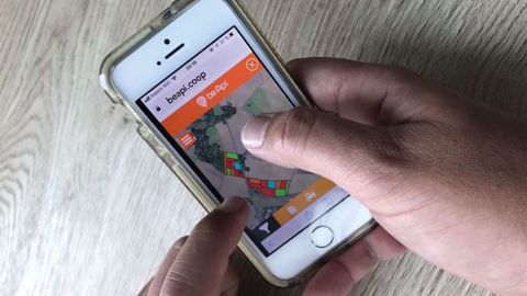 L'agriculteur visualise et télécharge ses données directement depuis l'application Be Api sur son smartphone. (©Smag)