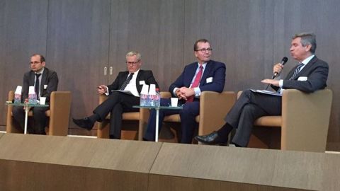 Luc Vernet, cofondateur de Farm Europe, Christophe Hillairet, référent à l'APCA sur les questions européennes et internationales, et président de la Chambre d'agriculture d'Ile-de-France, Pekka Pesonen, secrétaire général du Copa-Cogeca, et Pierre Bascou, directeur pour la durabilité et l'aide au revenu, à la DG Agri de la Commission européenne, intervenaient lors du débat sur la réforme de la Pac, co-orga