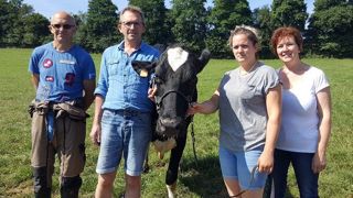 Les quatre associés du Gaec Le Druillennec accompagnés de Stel Jefa, grande championne du Sia 2018. De gauche à droite : Stéphane, Thierry, Laura et Christelle. (©Terre-net Média) Les quatre associés du Gaec Le Druillennec accompagnés de Stel Jefa, grande championne du Sia 2018. De gauche à droite : Stéphane, Thierry, Laura et Christelle. (©Terre-net Média)