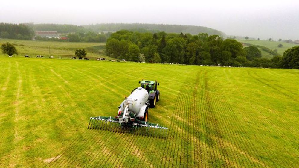 La version Basic des rampes Pendislide et Penditwist s'adapte sur le trou d'homme des cuves à lisier. (©Joskin)
