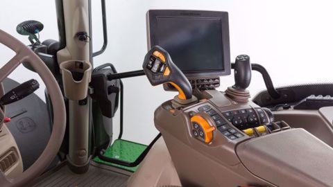 John Deere 6R, levier et terminal haut de gamme pour tous les modèles AutoPowr.(©John Deere)