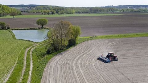 La disponibilité en eau pendant l'été est de plus en plus un enjeu majeur pour la sécurisation du niveau de production, et donc du revenu des agriculteurs. (©Watier Visuels)