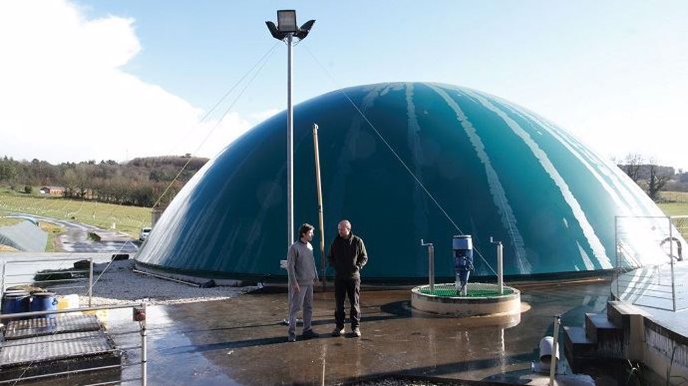 Quentin Laurent, ingénieur projets méthanisation de la Chambre d'agriculture 24 à gauche et Benoît Ramière, éleveur à la Scea du Barry, à droite sur le site du méthaniseur. (©Nicolas Mahey) 