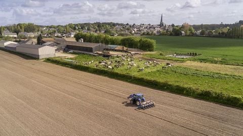 L'artificialisation des terres agricoles, à son rythme actuel, ferait disparaître le foncier agricole français en 500 ans. (©Watier Visuels)