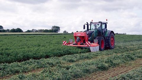La luzerne permet d'augmenter l'autonomie alimentaire d'un élevage en replaçant une partie du maïs et des concentrés achetés. (©Arvalis institut du végétal) La luzerne permet d'augmenter l'autonomie alimentaire d'un élevage en replaçant une partie du maïs et des concentrés achetés. (©Arvalis institut du végétal)