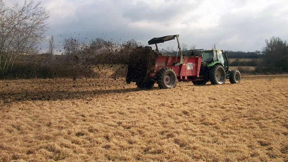 Pour établir un plan de fumure intégrant l’épandage des produits résiduaires organiques, il est indispensable de connaître leurs valeurs fertilisantes. (©Arvalis-Institut du végétal)